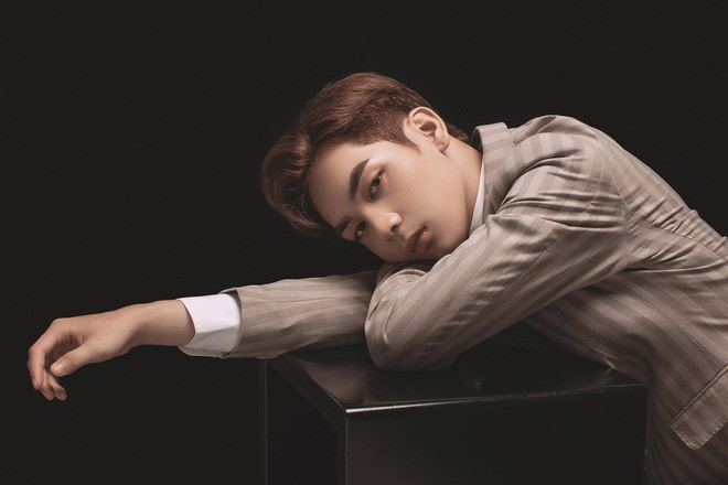 Được biết anh chàng điển trai này có tên là Nguyễn Hoàng Anh, sinh năm 2001. Hiện tại ngoài làm người mẫu ảnh thì Hoàng Anh còn là một diễn viên tự do ở Hà Nội.Dù chỉ là các bức hình được chụp vội thế nhưng vẻ ngoài điển trai của Hoàng Anh vẫn thu hút được sự quan tâm của nhiều bạn học sinh.