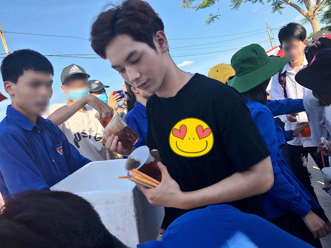 Trong ngày thi vào trường THPT ở Bắc Ninh vào hôm 17/7, câu chuyện trai đẹp phát trà sữa đã thật sự diễn ra. Một anh chàng điển trai đã bất chấp thời tiết nắng nóng và đứng phát trà sữa cho các sĩ tử. Hình ảnh về soái ca phát trà sữa này ngay lập tức đã được nhiều chị em ghi lại và chia sẻ trên mạng xã hội.