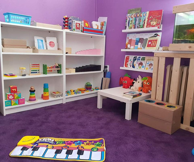 Tủ, bàn ghế, khung gỗ chắn máy sưởi đều được ông chồng tự tay đóng, đảm bảo an toàn cho con.