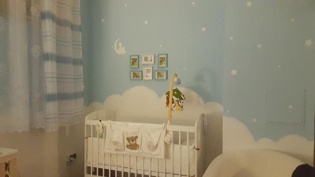 Chiếc cũi được ông chồng đảm tự tay đóng khi chuẩn bị có con. Nhờ có chồng khéo tay nên gia đình tiết kiệm được khá khá tiền nội thất, thuê thợ.