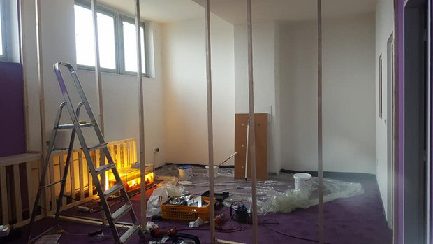 "Lúc chuẩn bị có con, mình bảo: "Anh ơi, cái phòng này em muốn ngăn ra làm đôi, dựng 1 bức tường ở đây, làm 1 phòng ngủ 1 phòng chơi cho con". Ok, thế là lại lên đồ hì hục dựng tường (tường khung gỗ nha), xong 2 vợ chồng lại è cổ ra sơn, trang trí (từ khi lấy lão, mình biết luôn sơn tường, lắp ổ điện)" - Cô vợ may mắn cho biết.