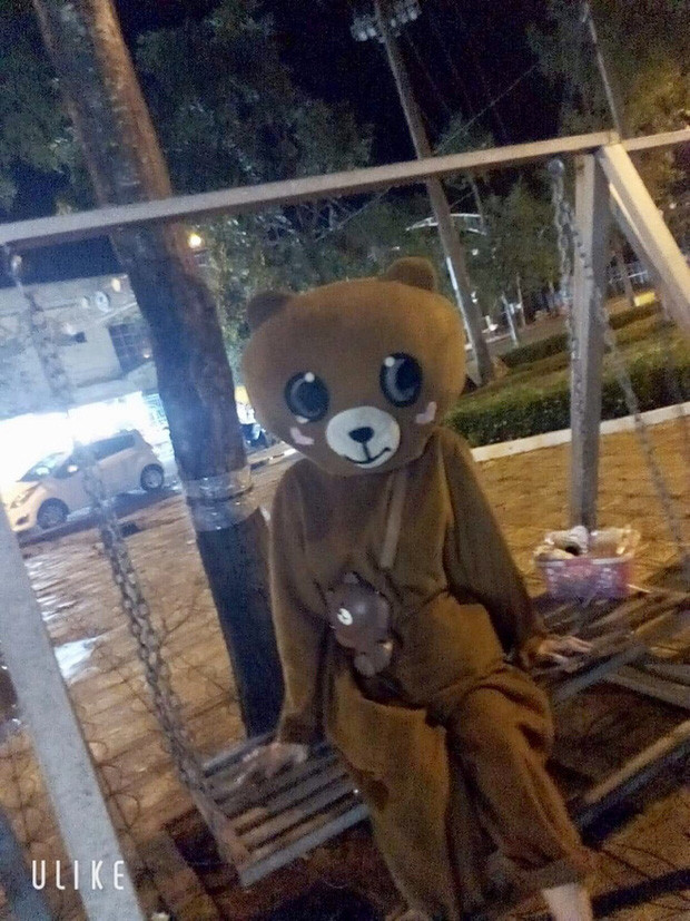 Đoạn clip về cô gái bán kẹo rong ngay sau khi được lan truyền nhanh chóng thu hút sự chú ý của dân mạng với hàng chục nghìn lượt xem và bình luận. Thay vì tỏ ra thích thú, hưởng ứng, đa phần mọi người đều lên án hành động quá đáng của 2 thanh niên giữa chốn đông người.