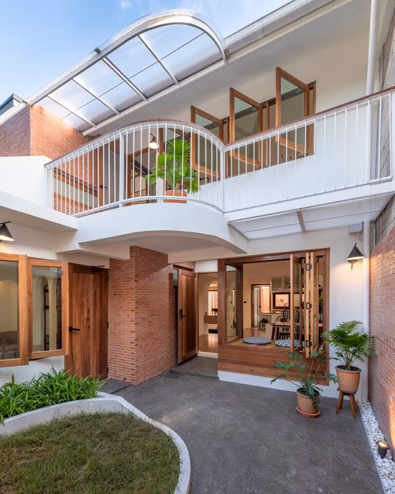 Được biết, gia chủ là một cô gái trẻ hiện đang làm việc tại thành phố. Vì muốn thuận tiện cho việc đi lại nên gia chủ đã tìm kiếm một căn nhà cũ gần với nơi mình làm việc và cải tạo lại nó