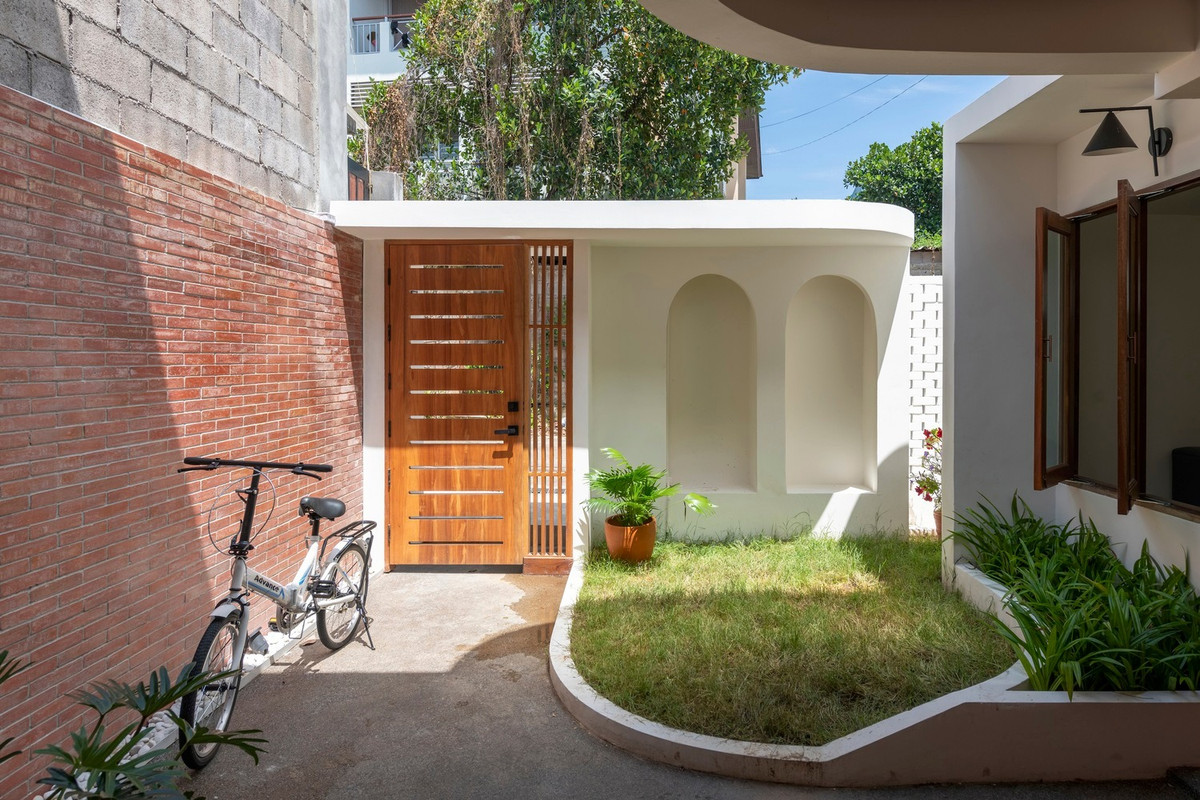 Sau khi bàn bạc, bên thi công và chủ nhà quyết định giữ nguyên hình dáng ban đầu và chỉ sửa chữa, thay đổi những gì cần thiết, đảm bảo rằng thiết kế mới phù hợp hài hòa với cấu trúc hiện có.