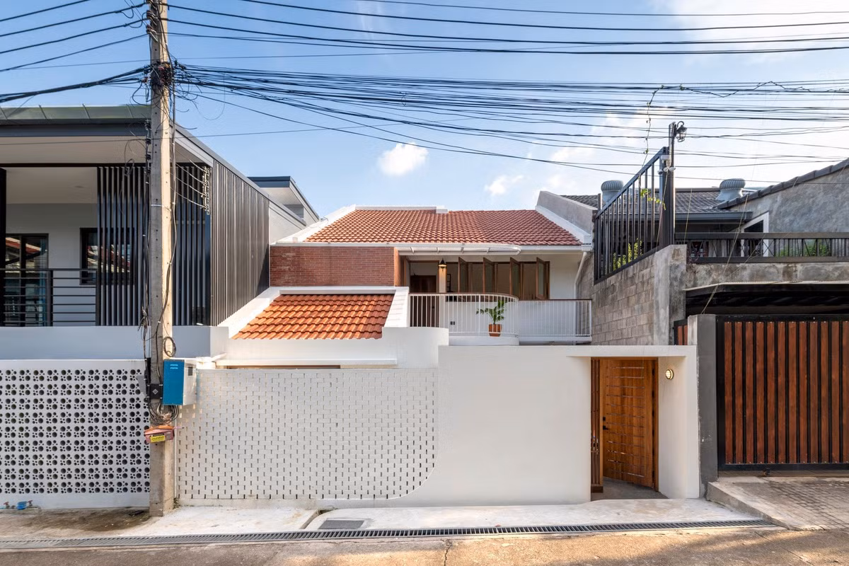 Mới đây, một fanpage của bên thi công và thiết kế nhà đã đăng tải những hình ảnh "lột xác" cho ngôi nhà cũ 30 tuổi, thu hút rất nhiều lượt tương tác.