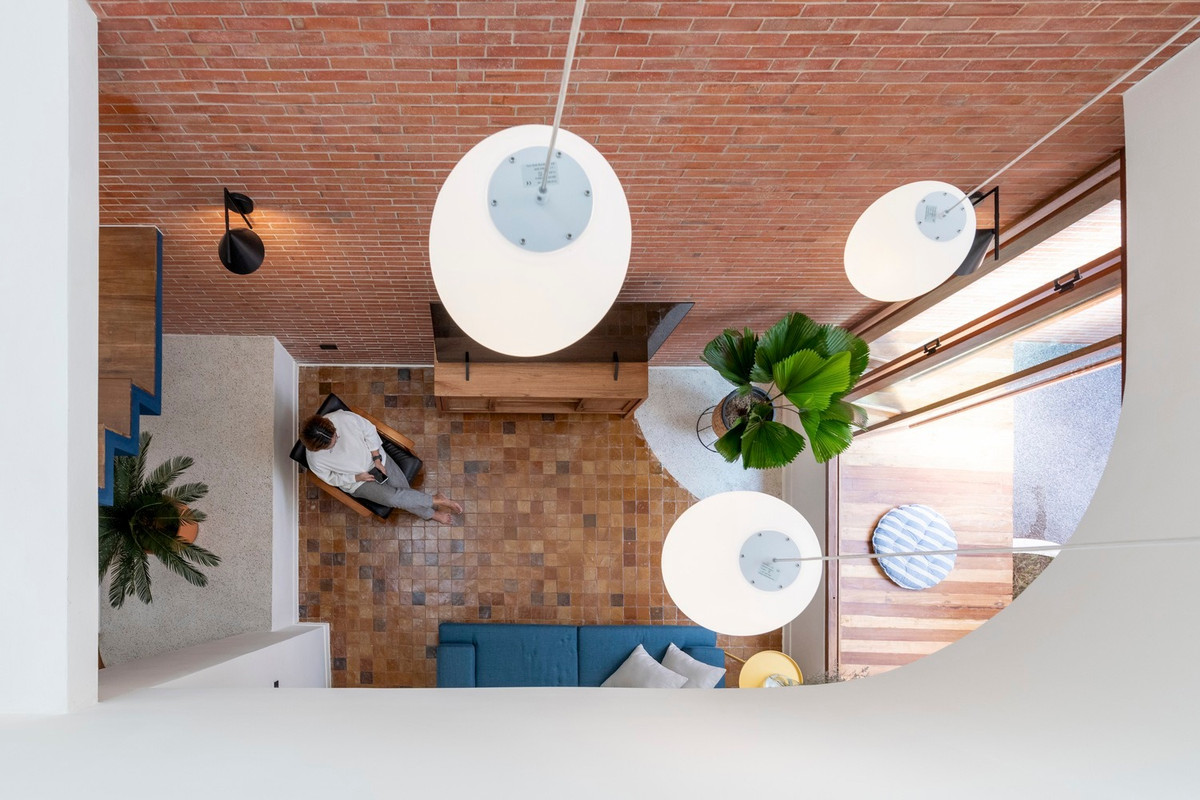 Kiến trúc sư quyết định loại bỏ một phần ở tầng hai để tạo ra khoảng thông tầng kết nối khu vực sinh hoạt ở tầng một với giếng trời.