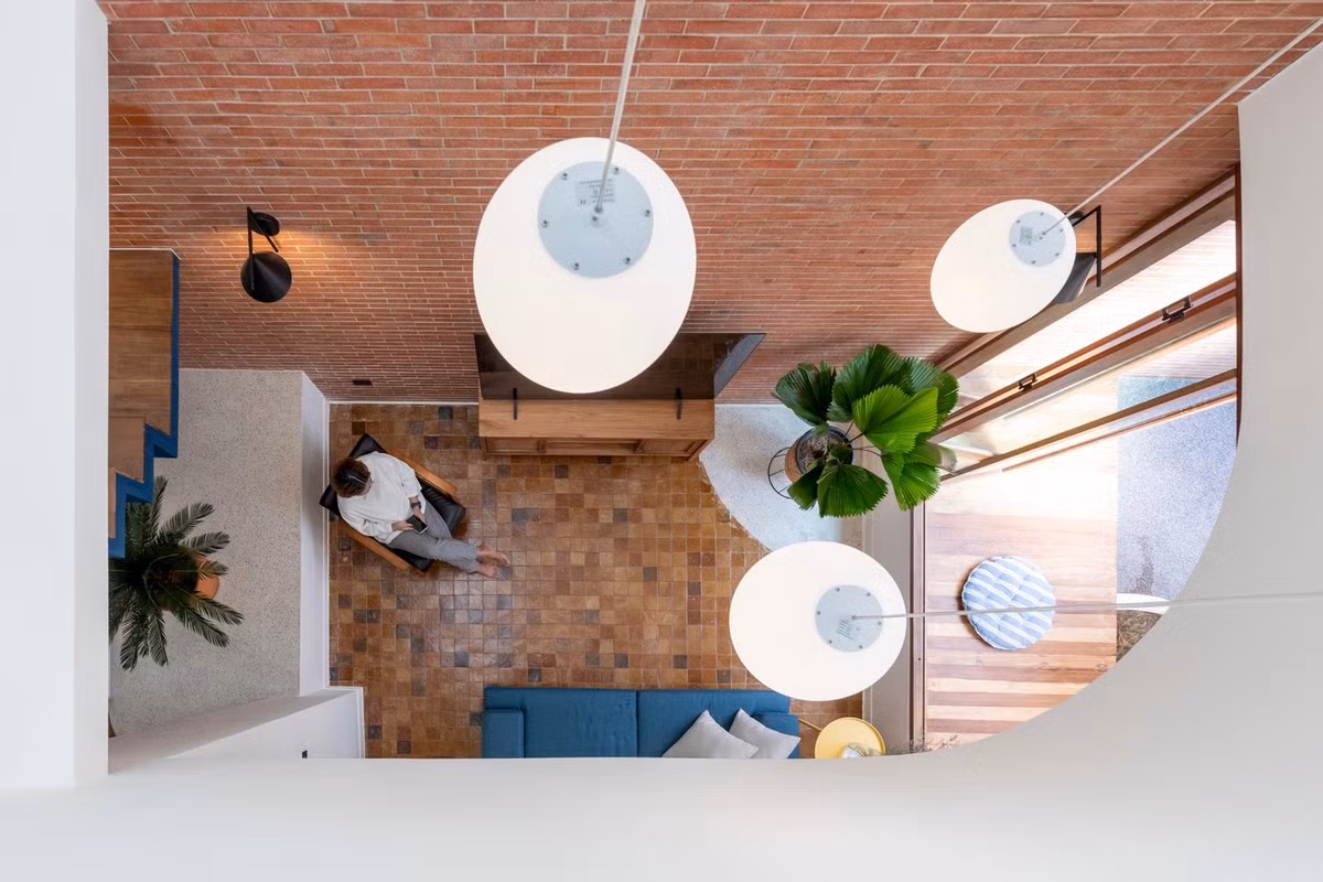 Kiến trúc sư quyết định loại bỏ một phần ở tầng hai để tạo ra khoảng thông tầng kết nối khu vực sinh hoạt ở tầng một với giếng trời.