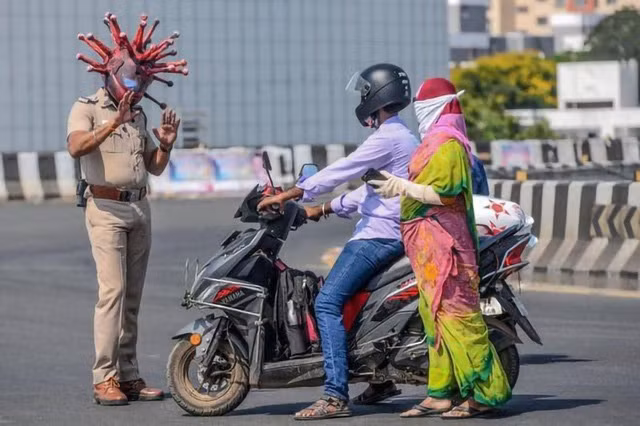 Rajesh Babu - sỹ quan Ấn Độ ở thành phố Chennai - đã kết hợp với một nghệ sĩ địa phương thiết kế chiếc mũ bảo hiểm có hình dáng của virus corona để cố gắng giải thích với người dân tầm quan trọng của việc cách ly xã hội