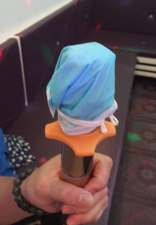 Đeo khẩu trang cho micro