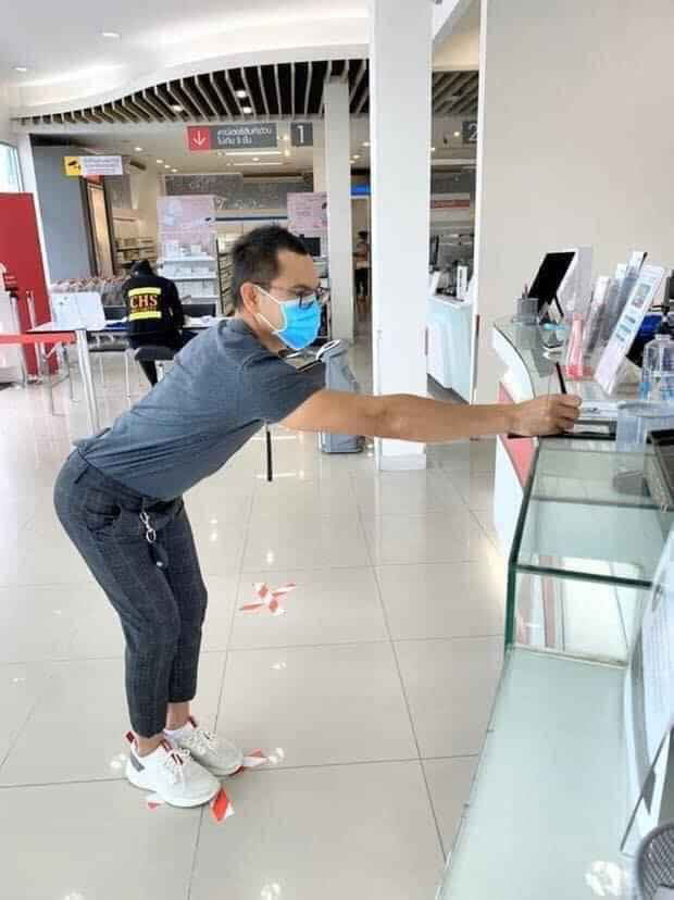 Giữ đúng quy định về khoảng cách khi vào ngân hàng giao dịch.