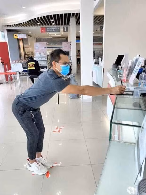 Giữ đúng quy định về khoảng cách khi vào ngân hàng giao dịch.