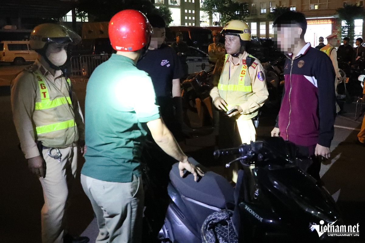 Quen trên TikTok rồi rủ nhau đi "cháy phố" xuyên đêm - Hình 4 Quen tren TikTok roi ru nhau di