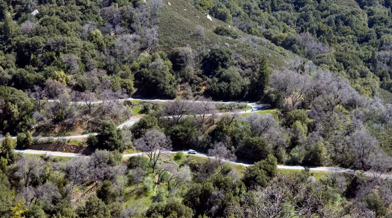 Đèo Ngoạn Mục chạy men theo sườn núi dựng đứng nối giữa cao nguyên Lang Biang và thung lũng Ninh Sơn. Giống như tên gọi của mình, đèo Ngoạn Mục với độ dốc lớn hơn 9 độ, chiều dài 18.5km trở thành một thách thức đối với bất cứ biker nào trên chặng hành trình Đà Lạt - Phan Rang.