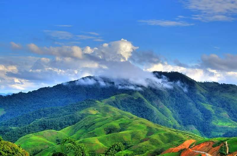 Đèo Pha Đin – Sơn La, Lai Châu: Được mệnh danh là một trong tứ đại đỉnh đèo của Việt Nam, đèo Pha Đin nối liền biên giới hai tỉnh Điện Biên và Sơn La. Theo tiếng Thái thì Pha (Phạ) có nghĩa là trời, Đin có nghĩa là đất, ám chỉ đây là nơi giao thoa của đất trời.