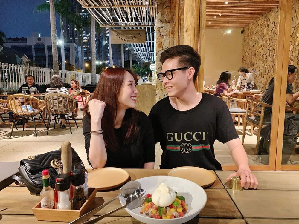 Tông màu đen được yêu thích nhất trong tủ đồ cặp"rich kid",Tâm Nguyễn diện áo Gucci còn Joyce Phạm phối túi xách cùng nhà mốt. (Ảnh: Instagram nhân vật)