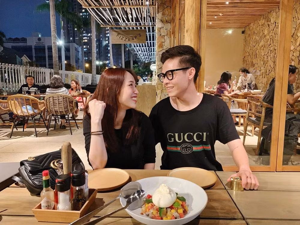 Tông màu đen được yêu thích nhất trong tủ đồ cặp"rich kid",Tâm Nguyễn diện áo Gucci còn Joyce Phạm phối túi xách cùng nhà mốt. (Ảnh: Instagram nhân vật)