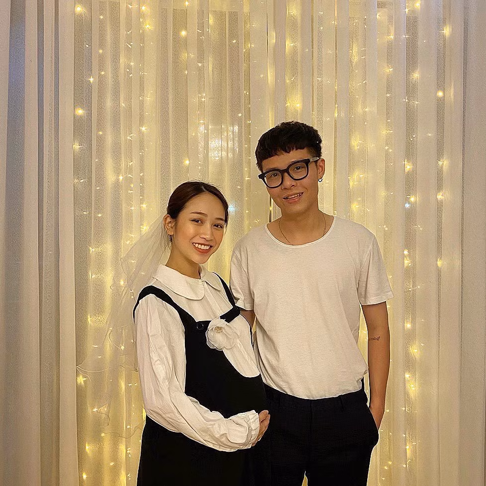 Hình ảnh giản dị nhưng nhận được nhiều lời khen của ái nữ nhà Minh Nhựa, cặp sao chọn gam màu trắng đen với phong cách học sinh. (Ảnh: Instagram nhân vật)