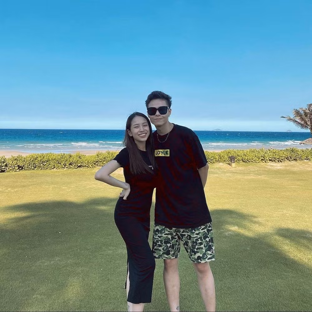 Mới đây, gia đình nhỏ của Joyce Phạm đã có chuyến du lịch đầu tiên sau những ngày dài ở nhà vì Covid-19. Cặp "rich kid" chọn Nha Trang làm điểm đến, đây cũng là nơi con gái Minh Nhựa lựa chọn để dưỡng thai ở tháng cuối thai kỳ. Điều đặc biệt là lần trở lại này có sự xuất hiện của thành viên mới - bé Tít, con trai vừa tròn 1 tháng tuổi của cặp đôi.