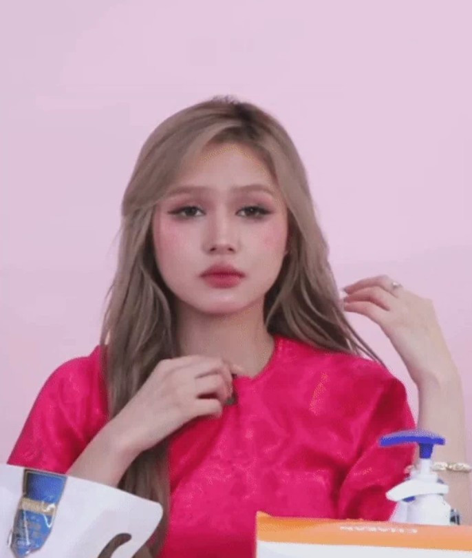 Cô nàng được trang điểm kỹ lưỡng, tuy nhiên từ ánh mắt nhiều người cho rằng Xoài Non đang trong trạng thái tinh thần không hề ổn.