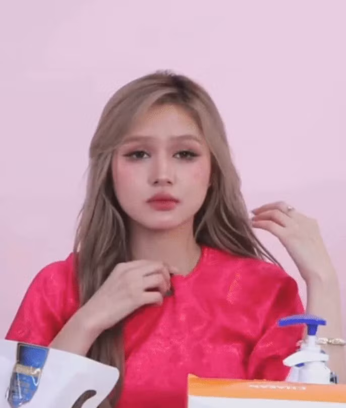 Cô nàng được trang điểm kỹ lưỡng, tuy nhiên từ ánh mắt nhiều người cho rằng Xoài Non đang trong trạng thái tinh thần không hề ổn.