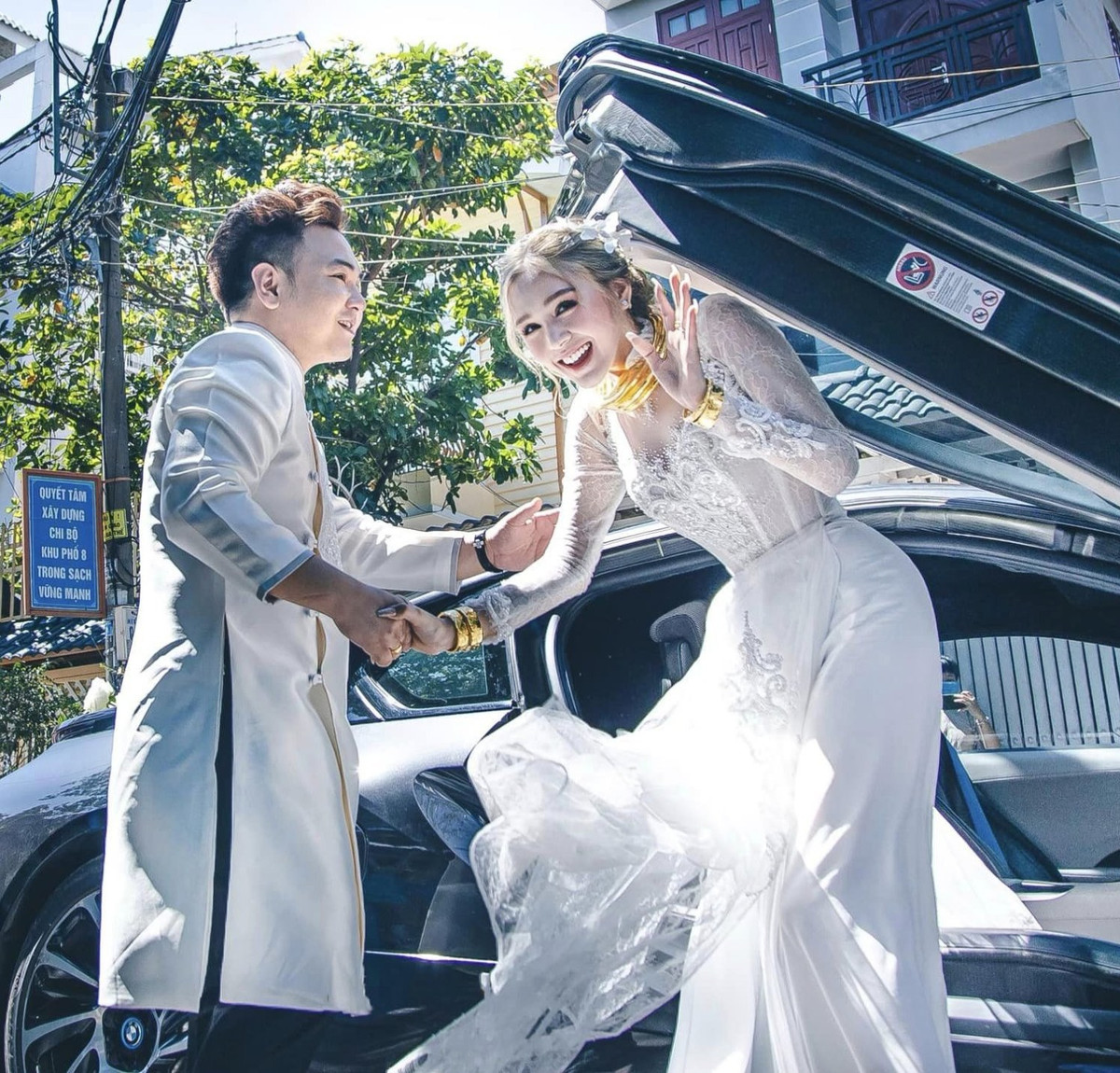 Giữa lúc này, một đoạn clip chia sẻ về chuyện hôn nhân, sinh con của Xoài Non khi tham gia chương trình Sao Đi Làm bất ngờ được cư dân mạng “đào” lại. Theo đó, người đẹp cho hay khi đi khám sức khoẻ, bác sĩ có nói cổ tử cung bị nhỏ, kinh nguyệt không đều nên rụng trứng không đều.