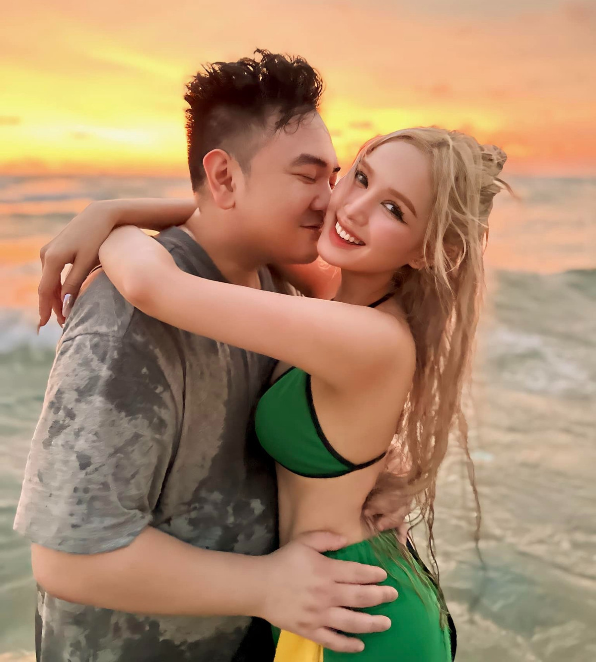 Nói về mong muốn của mình, Xoài Non cũng mơ ước gia đình sẽ có cả bé trai, lẫn bé gái, nếu được thì sinh con trai trước để bảo vệ em. Không những thế, người đẹp còn tiết lộ cô từng lên kế hoạch sau khi tổ chức đám cưới sẽ có bầu, có con luôn nhưng mọi chuyện không như dự định.