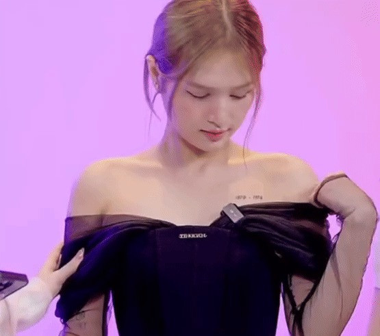 Xuất hiện trong những phiên livestream gần đây, Xoài Non lộ rõ dấu hiệu mệt mỏi, không còn vui vẻ, năng lượng như trước. Không những thế, dân tình còn “soi” ra Xemesis (Nghiêm Hiếu, SN 1989) không còn follow bà xã trên Instagram. Điều này khiến netizen không khỏi đồn đoán cặp đôi đang gặp trục trặc hôn nhân.