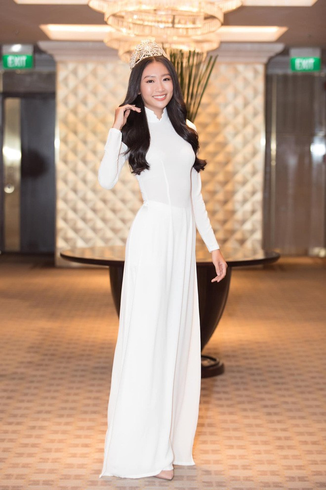 Nàng Hoa hậu gây ấn tượng với vẻ đẹp đậm chất Á Đông, đôi mắt một mí và các đường nét gương mặt thanh thoát cùng nụ cười rạng rỡ gây thiện cảm cho người xung quanh.