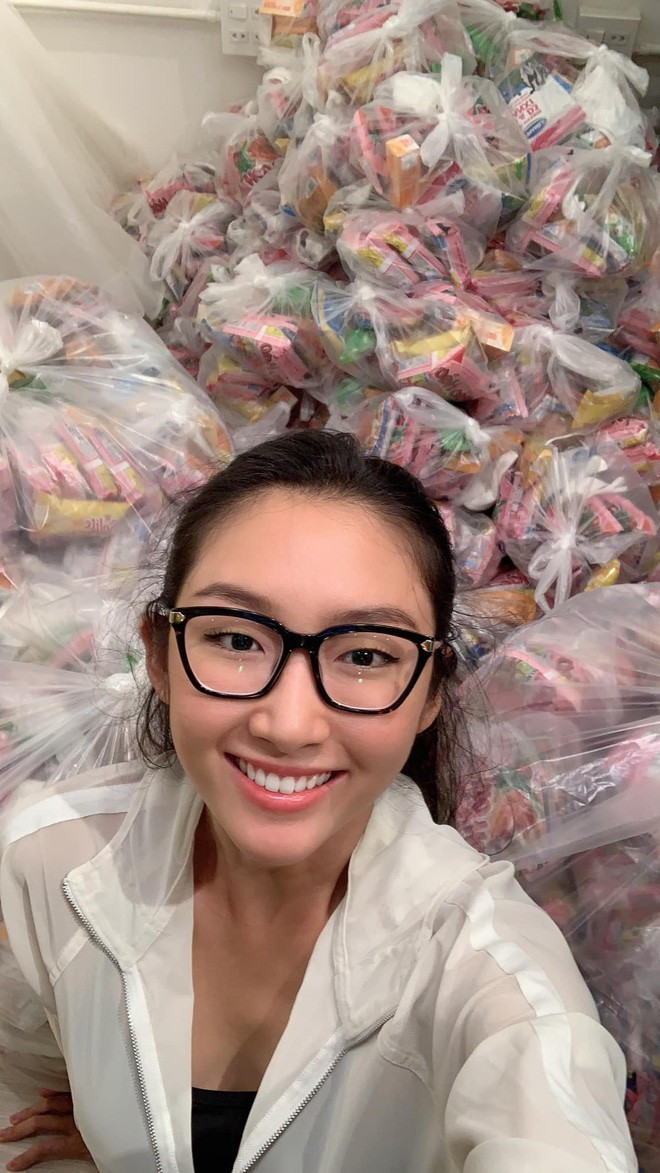 Trên trang cá nhân gần 16.000 người theo dõi, Thanh Khoa thường xuyên tham gia các hoạt động từ thiện, giúp đỡ những người có hoàn cảnh khó khăn.