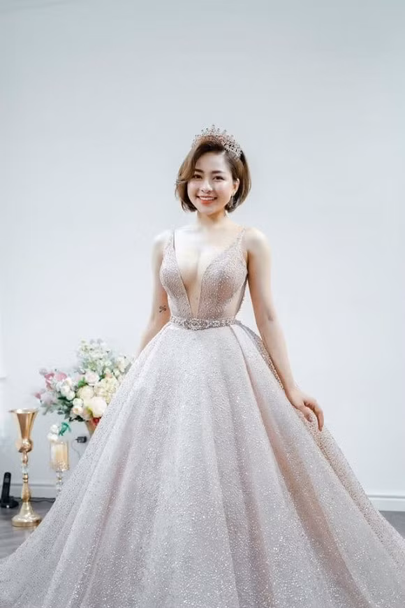 Những ngày gần đây, Trâm Anh liên tục chia sẻ hình ảnh mặc váy cưới nhận được nhiều sự quan tâm.