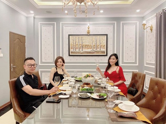 Cụ thể, trong bài viết khoe ảnh váy cưới của ca sĩ Dương Hoàng Yến, Trâm Anh gây chú ý với bình luận: "Chúc mừng, chúc mừng. Có khi nào 2 chị em cưới cùng ngày không?".