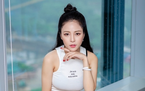 Ngay lập tức hàng loạt cư dân mạng bình luận: "Chia tay đời độc thân rồi sao em", "Vậy là chị bỏ e đi lấy chồng thật hả", "Chúc mừng em lấy được chồng", "Người lấy Trâm quả thực dũng cảm một mình chống lại thế giới", "Hạnh phúc nha em"...