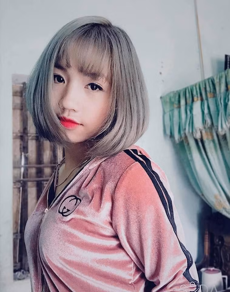 Không khoác lên mình quần đùi, áo số, Duyên trở về là một cô gái xinh đẹp, đáng yêu và duyên dáng chứ không mạnh mẽ như trên sân cỏ.