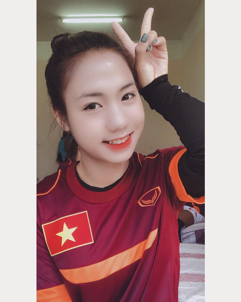 Thông tin của "hot girl sân cỏ" nhanh chóng được tìm ra. Cô gái là Trần Thị Duyên (SN 2000) quê ở Lục Bình, Hà Nam. Hiện tại, Duyên đang chơi cho CLB Phong Phú Hà Nam.