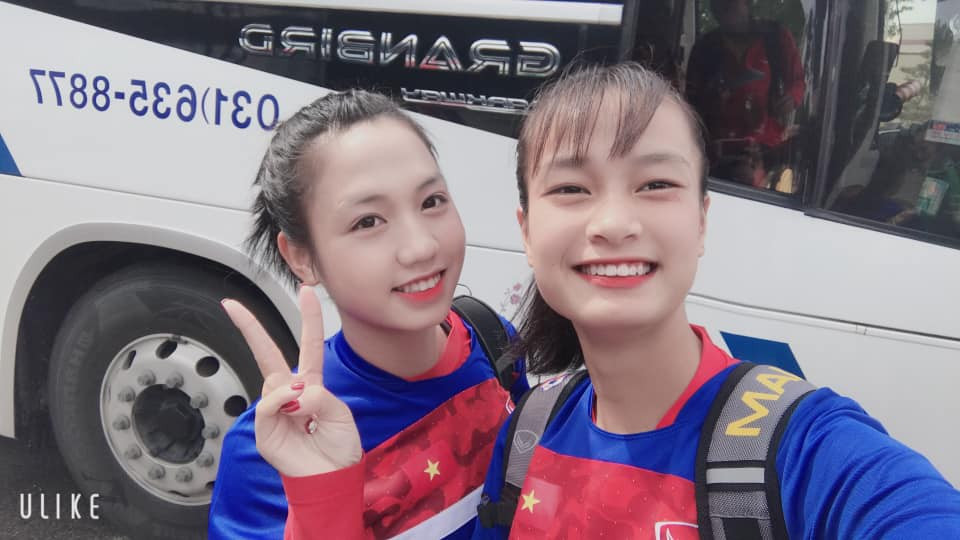 Nhan sắc xinh đẹp, nụ cười duyên dáng và chiếc răng khểnh đã khiến bao trái tim điêu đứng. Đặc biệt là sau những thành tích mới đây của đội tuyển U19 nữ Việt Nam, người hâm mộ lại càng quan tâm hơn tới các nhân tố vàng của đội tuyển, về cô gái vừa có tài lại có sắc.