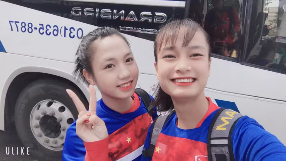 Nhan sắc xinh đẹp, nụ cười duyên dáng và chiếc răng khểnh đã khiến bao trái tim điêu đứng. Đặc biệt là sau những thành tích mới đây của đội tuyển U19 nữ Việt Nam, người hâm mộ lại càng quan tâm hơn tới các nhân tố vàng của đội tuyển, về cô gái vừa có tài lại có sắc.