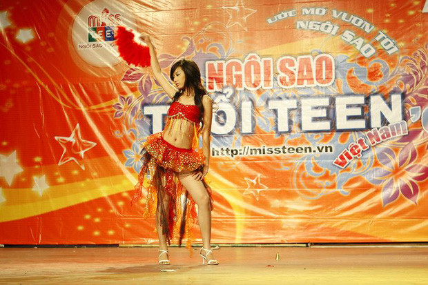 Cô nàng từng lọt vào chung kết cuộc thi Miss Teen 2008, năm có sự tham gia của rất nhiều gương mặt quen thuộc như Huyền Baby, Hạnh Sino, Đàm Thu Trang,...