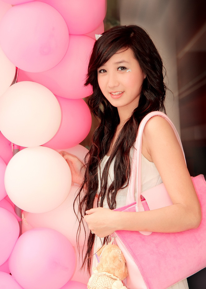 Và hơn chục năm sau, cô nàng vẫn giữ nguyên độ chịu chơi của mình, bắt trend theo thời gian cực tốt, chẳng trách đến giờ Kiều Ly Phạm mới có duyên quản lý cả một cửa hàng thời trang lớn như vậy.