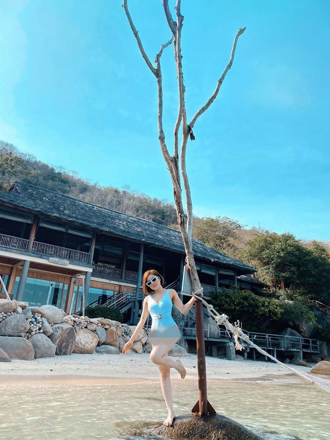 Tuy nhiên thì thời gian mới đây, hot girl này đã tập trung giảm cân và từ sau lộ thông tin hút mỡ bụng, cô nàng đã tự tin diện bikini nóng bỏng lên MXH.