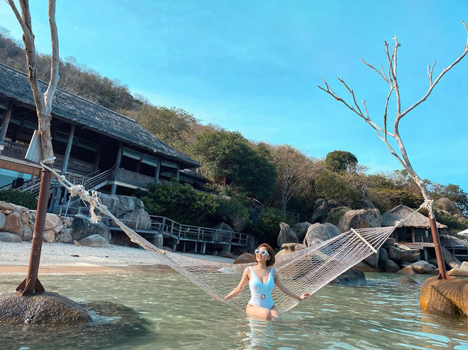 Đặc biệt vóc dáng của Trâm Anh vẫn vô cùng nóng bỏng, quyến rũ. Có lẽ cô nàng đã có quá trình lập luyện thể thao khá gắt gao nên mới tự tin khoe body của mình như vậy.