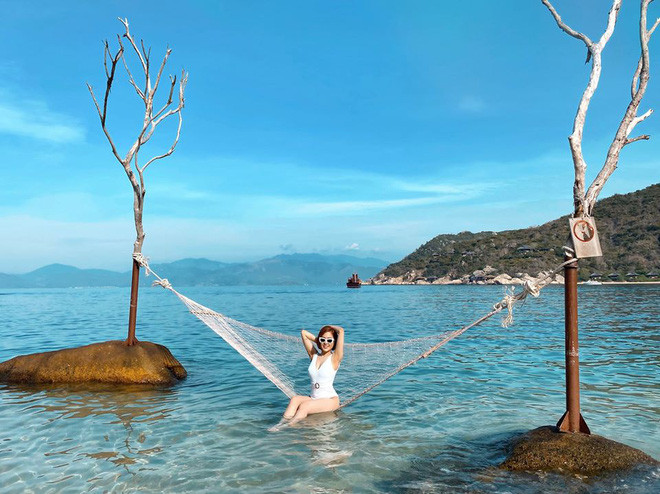 Đây cũng là lần đầu tiên sau nhiều scandal lớn nhỏ, Trâm Anh thoải mái chia sẻ những bức ảnh bikini trên mạng xã hội.