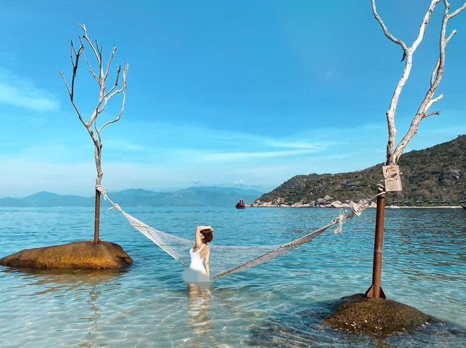 Trong ảnh, Trâm Anh mặc bộ đồ bơi màu trắng kết hợp với kính cùng màu, khoe vẻ đẹp trẻ trung, rạng rỡ.