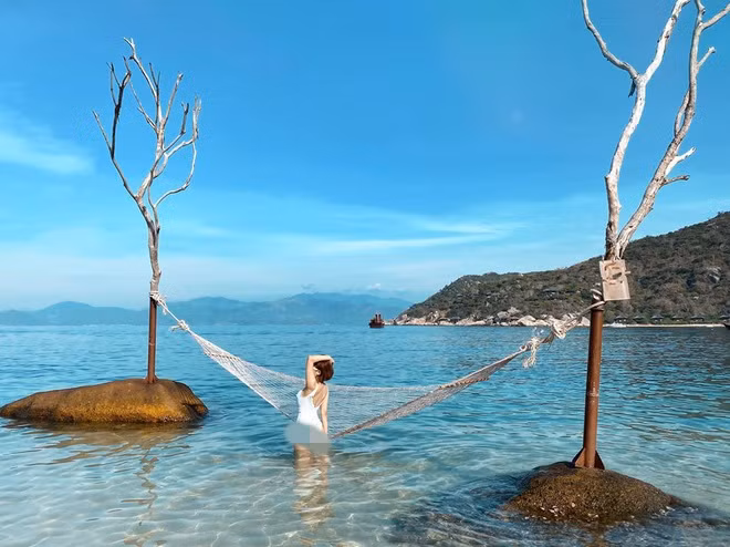 Trong ảnh, Trâm Anh mặc bộ đồ bơi màu trắng kết hợp với kính cùng màu, khoe vẻ đẹp trẻ trung, rạng rỡ.