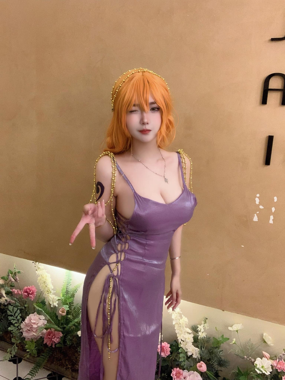 Màn cosplay thành Nami trong One Piece..