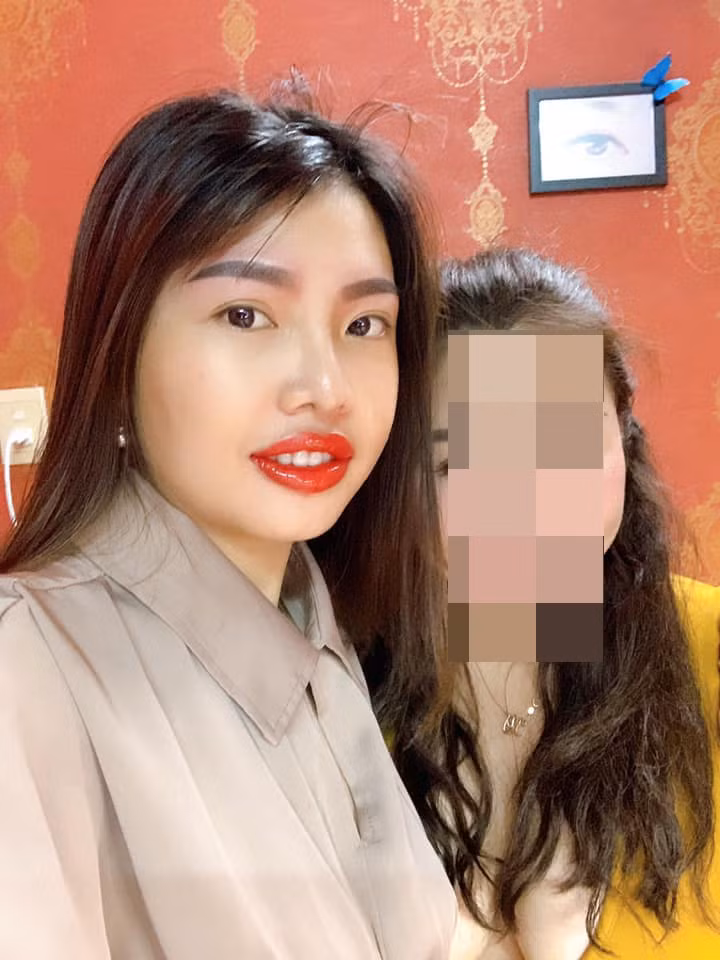 Tuy nhiên có vẻ như do mới làm xong, phần màu xăm vẫn bị đậm và đường nét chưa được hài hòa với gương mặt nên cư dân mạng đã có những lời chê bai, không hài lòng về nhan sắc mới này của "Phượng Thị Nở".