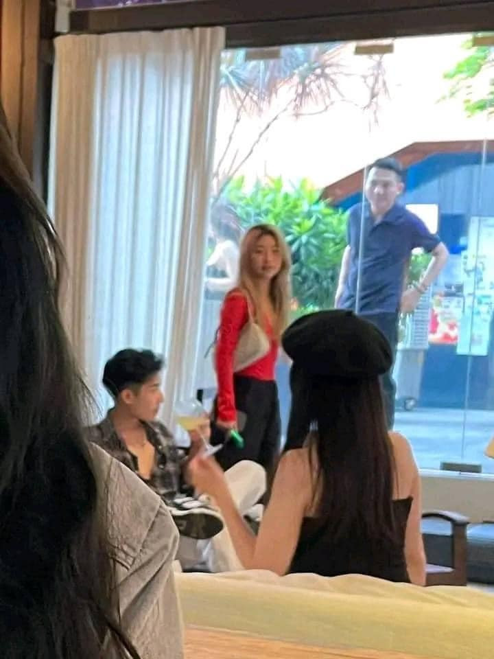 Tuy nhiên, sau đó, nhiều người lại bắt gặp gặp đôi trong 1 quán cà phê, tuy nhiên lúc này Paul Lê đã thay chiếc áo sơ mi caro chứ không còn mặc chiếc áo cờ đỏ sao vàng nữa.