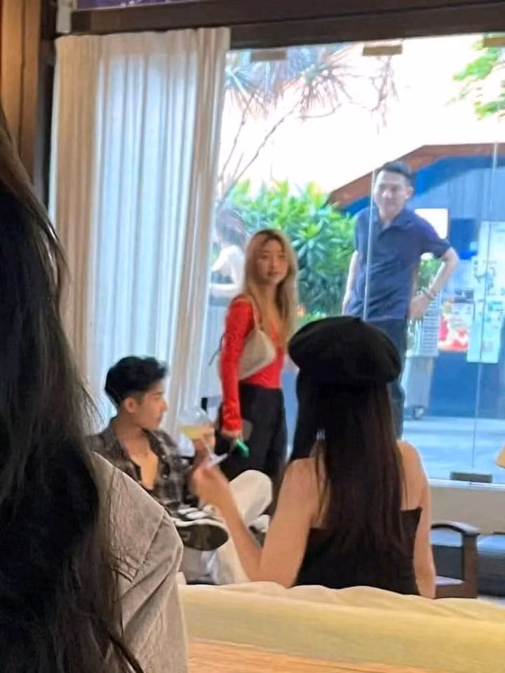 Tuy nhiên, sau đó, nhiều người lại bắt gặp gặp đôi trong 1 quán cà phê, tuy nhiên lúc này Paul Lê đã thay chiếc áo sơ mi caro chứ không còn mặc chiếc áo cờ đỏ sao vàng nữa.