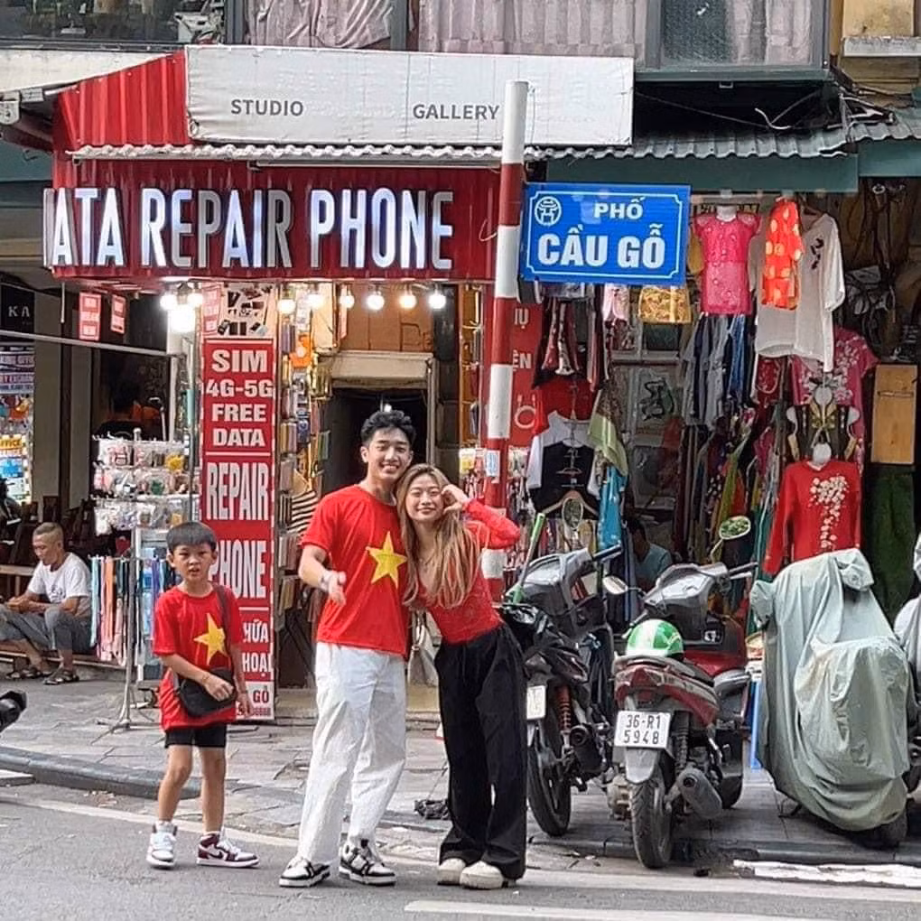 Louis Pham dao pho tai Ha Noi voi nguoi yeu giua on ao