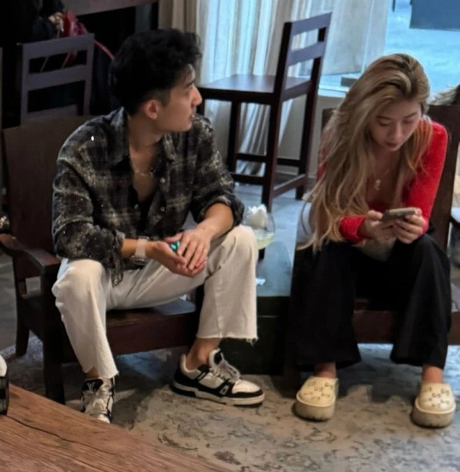 Nhiều người đã bày tỏ cảm xúc trước những hình ảnh này: "Ô yêu nước xong rồi nên thay đồ à", "làm màu thế", "định làm cái gì đấy".