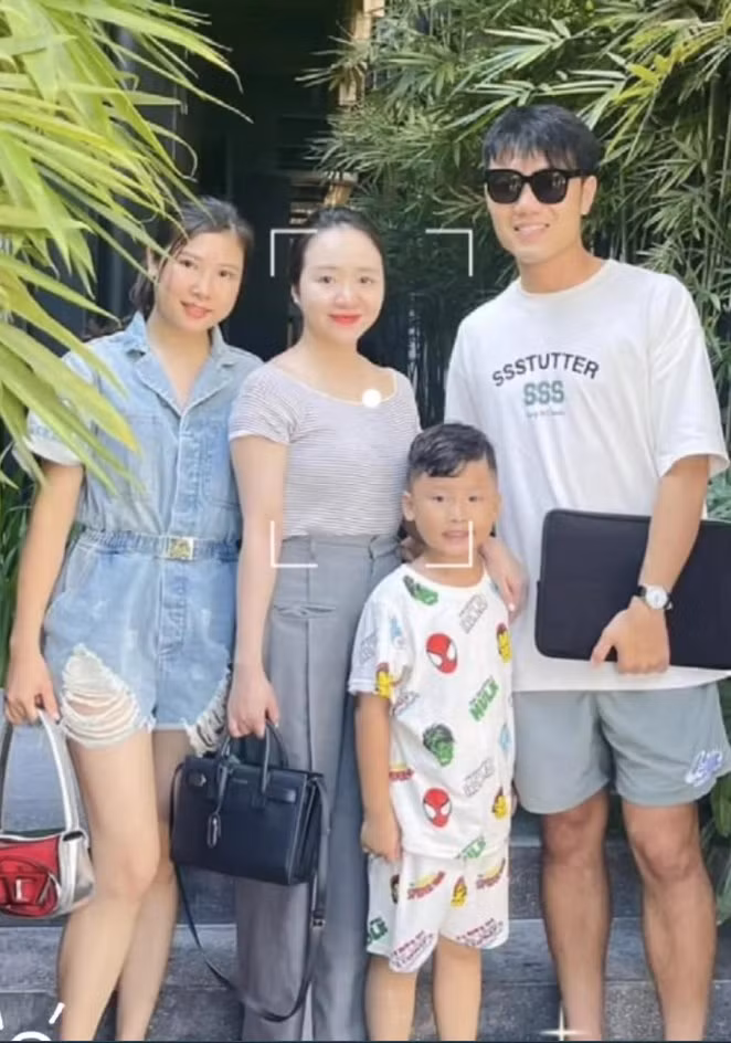 Nhiều người đã nhận xét cô kém duyên, thiếu tôn trọng khán giả, có người còn thất vọng vì cảm thấy những món quà mình tặng thần tượng bị đem ra làm trò đùa.